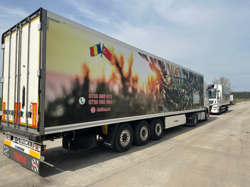 Defne trailer seen from the rear, with contact details